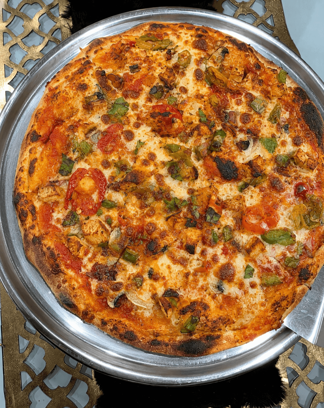Garden / Fiery Veggie — Tomato sauce base, fresh mozzarella cheese, bell peppers, mushrooms, green olives & Italian hot pepperoncini peppers, with optional chilli flakes — ready to set you on fire!